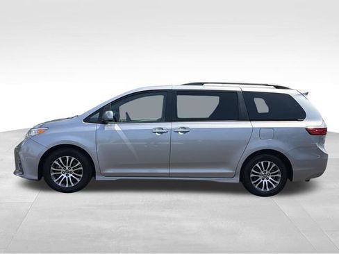 Used 2018 Toyota Sienna XLE w/ XLE Navigation Package FWD image 5