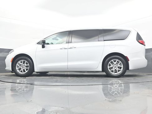 Used 2024 Chrysler Pacifica Touring-L FWD image 34