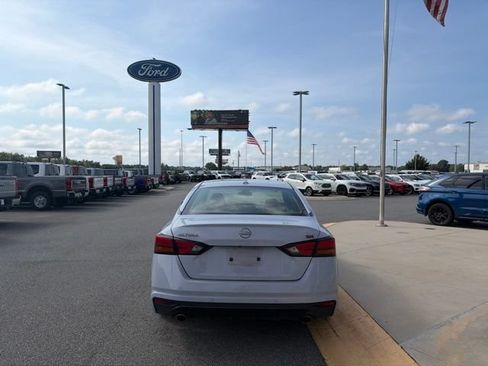 Used 2025 Nissan Altima 2.5 SR w/ SR Premium Package FWD image 4
