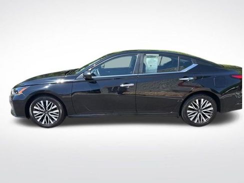 Used 2024 Nissan Altima 2.5 SV FWD image 2