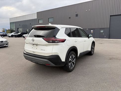 Used 2023 Nissan Rogue SV image 3