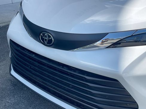 Used 2026 Toyota Sienna XLE FWD image 19