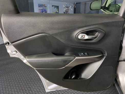 Used 2019 Jeep Cherokee Latitude Plus w/ Comfort/Convenience Group AWD/4WD image 18
