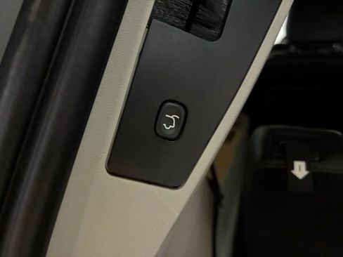 Used 2012 Chrysler Town & Country Touring-L w/ Premium Group FWD image 12