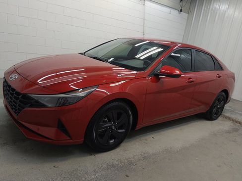 Used 2022 Hyundai Elantra SEL FWD image 2