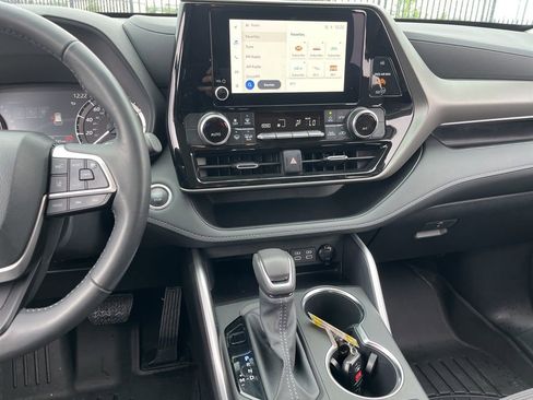 Used 2024 Toyota Highlander LE FWD image 18