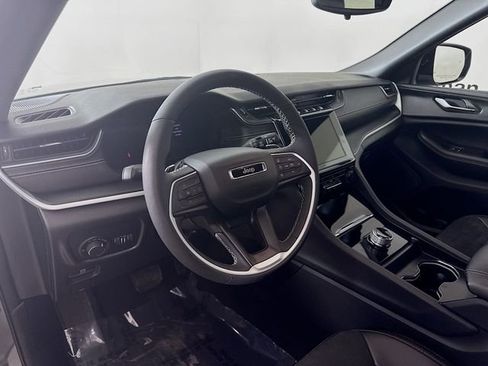 Used 2024 Jeep Grand Cherokee Altitude image 9