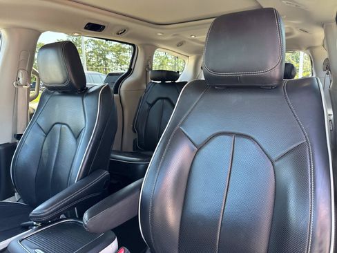 Certified 2024 Chrysler Pacifica Limited FWD image 20