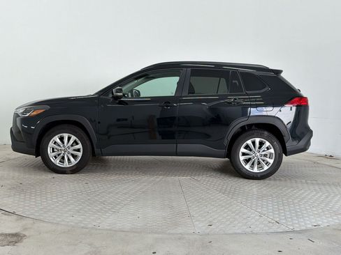 Used 2025 Toyota Corolla Cross LE FWD image 2