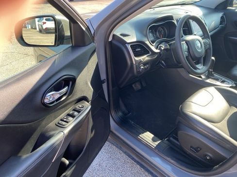 Used 2020 Jeep Cherokee Latitude Plus image 8