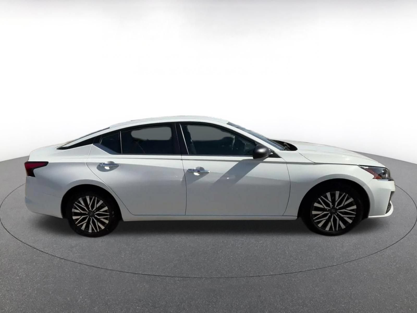 Used 2025 Nissan Altima 2.5 SV FWD image 15