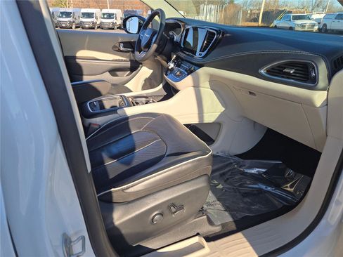 Certified 2023 Chrysler Pacifica Limited FWD image 9