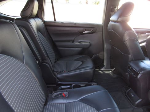 Used 2023 Toyota Highlander XSE FWD image 12