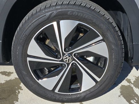 Used 2024 Volkswagen Taos SE AWD/4WD image 7