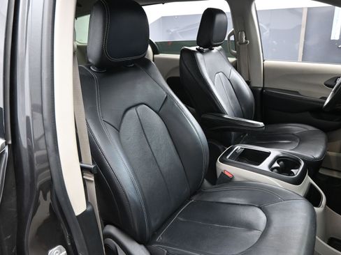 Used 2022 Chrysler Pacifica Touring-L image 15