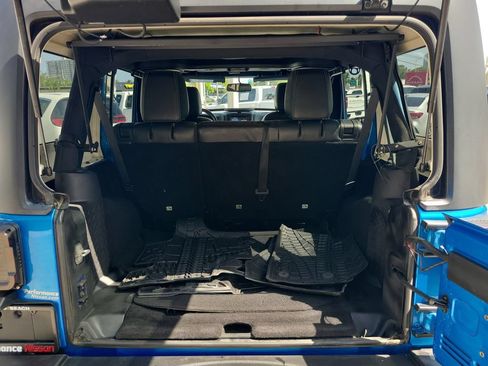 Used 2015 Jeep Wrangler Unlimited Rubicon w/ Connectivity Group AWD/4WD image 15