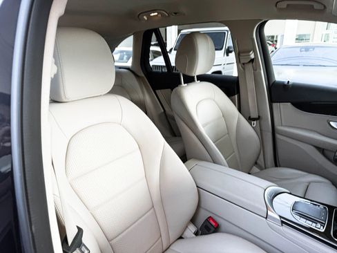 Used 2020 Mercedes-Benz GLC 300 4MATIC w/ Premium Package image 30