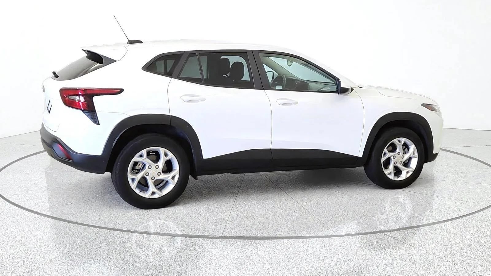 Used 2024 Chevrolet Trax LS w/ LS Convenience Package FWD image 9