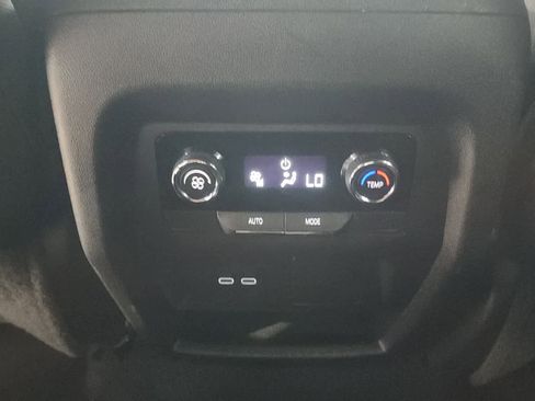 Used 2025 Chevrolet Traverse LT image 31