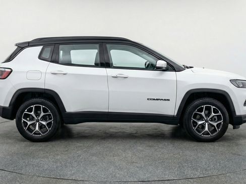 Used 2025 Jeep Compass Limited image 11