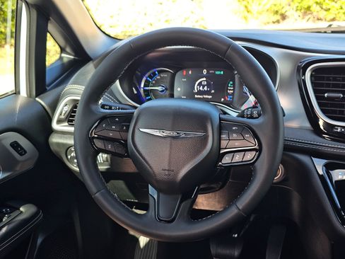 Used 2024 Chrysler Pacifica Limited FWD image 27