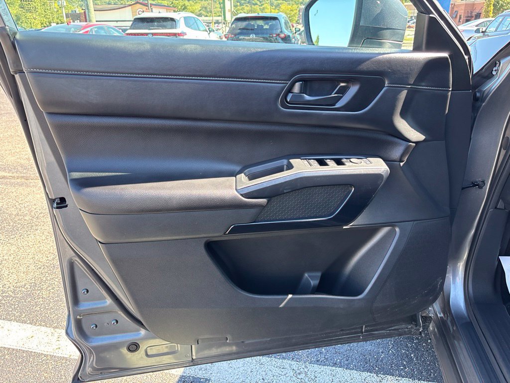 Used 2025 Nissan Pathfinder SV AWD/4WD image 16