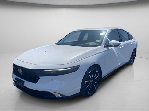 Used 2023 Honda Accord Touring image 2