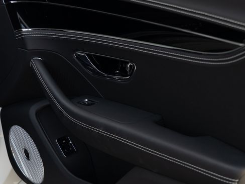 Used 2024 Bentley Flying Spur V8 image 37