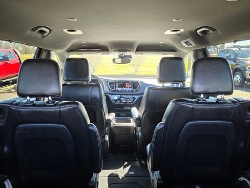 Used 2025 Chrysler Pacifica Select image 29