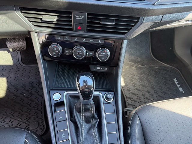 Certified 2023 Volkswagen Jetta SE w/ Panoramic Sunroof Package FWD image 25