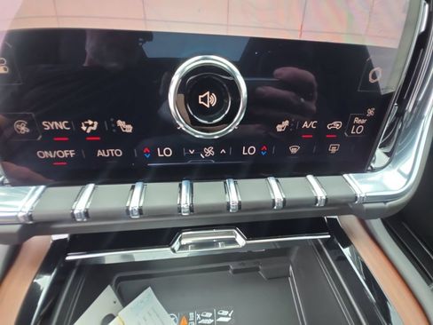 Certified 2025 GMC Yukon XL Denali w/ Sun & Power Step Package AWD/4WD image 17