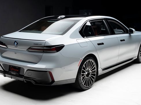 Used 2024 BMW i7 xDrive60 w/ M Sport Package RWD image 32