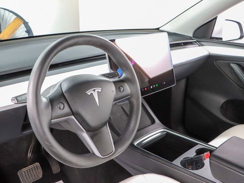 Used 2025 Tesla Model Y Long Range image 20
