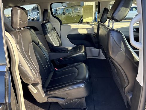 Used 2024 Chrysler Pacifica Touring-L image 8