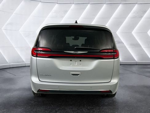 Used 2023 Chrysler Pacifica Touring-L FWD image 5