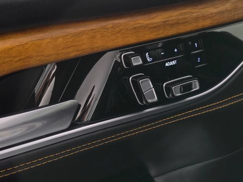 Used 2024 Jeep Grand Wagoneer L Series III AWD/4WD image 19