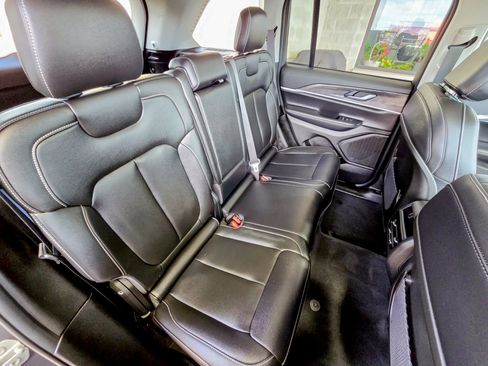 Used 2024 Jeep Grand Cherokee Limited w/ Black Appearance Package image 28