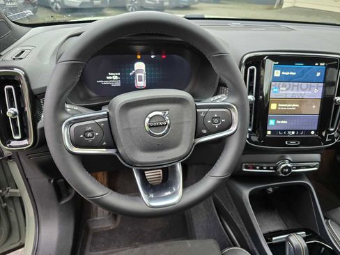 Certified 2022 Volvo XC40 P8 Recharge Ultimate image 32