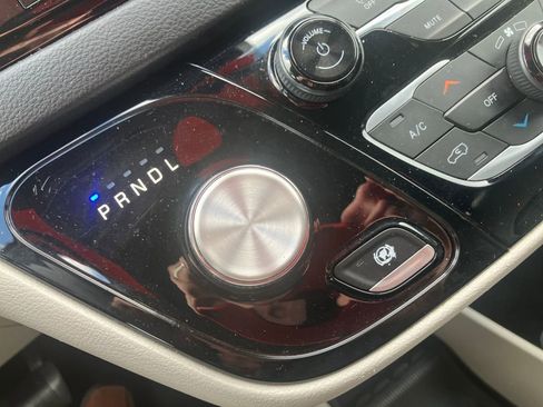 Used 2022 Chrysler Pacifica Touring-L FWD image 23