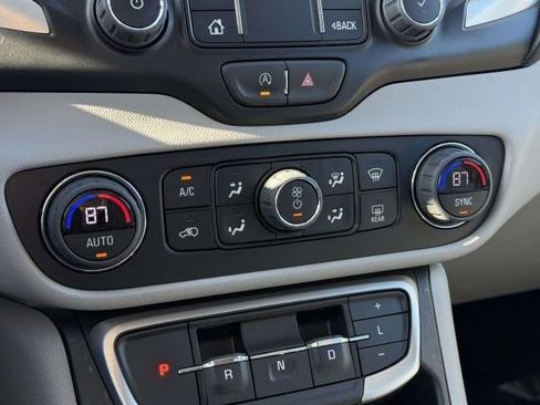 Used 2024 GMC Terrain SLT image 28