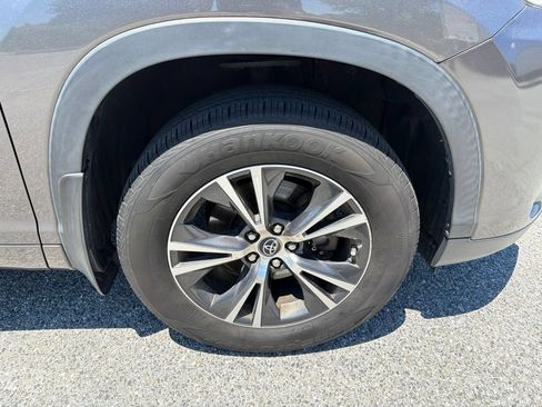 Used 2017 Toyota Highlander Plus AWD/4WD image 13