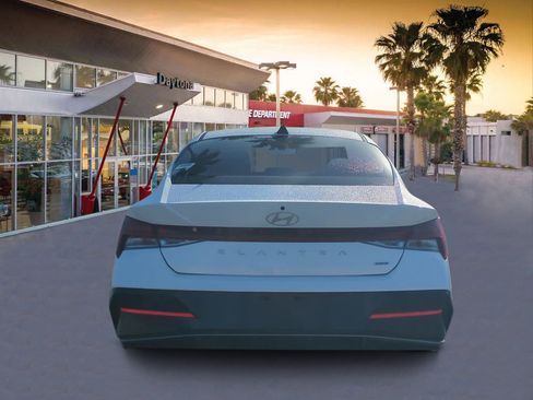 Used 2025 Hyundai Elantra Limited image 4