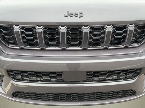 New 2026 Jeep Grand Cherokee Laredo image 9
