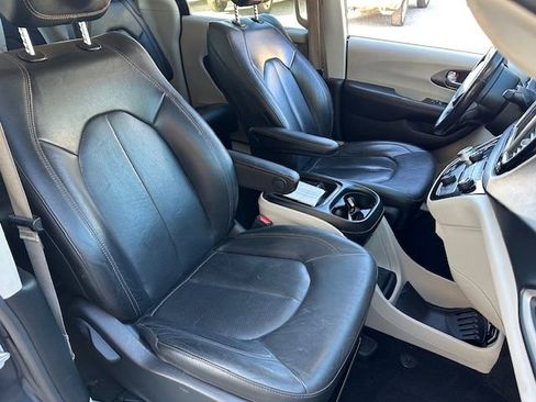 Used 2020 Chrysler Pacifica Touring-L w/ Tire & Wheel Group image 17