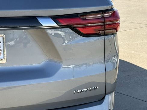 Used 2023 Chevrolet Traverse Premier image 7