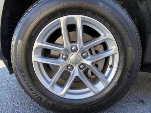 Used 2025 Jeep Grand Cherokee Laredo X image 43