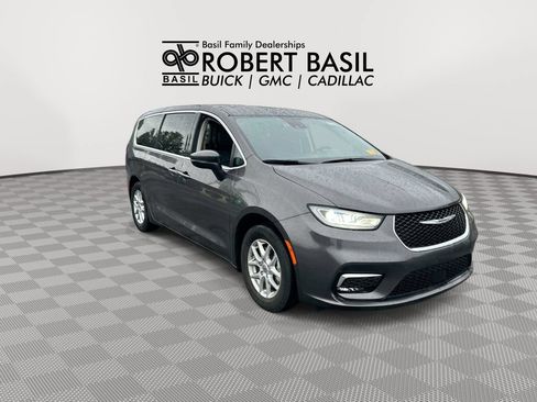 Used 2023 Chrysler Pacifica Touring-L FWD image 2