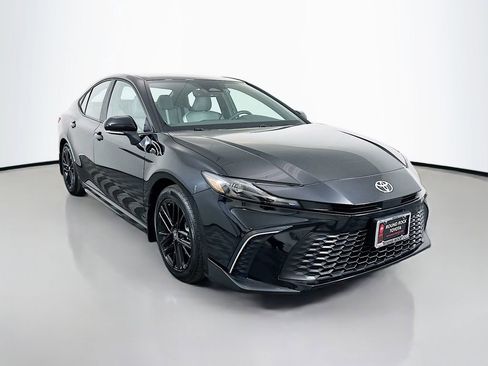 Used 2025 Toyota Camry SE image 3