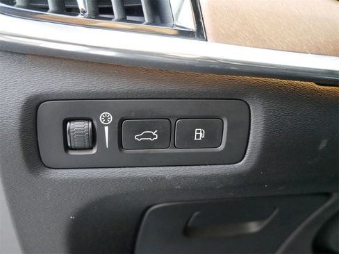 Used 2018 Volvo S90 T8 Inscription w/ Convenience Package image 16