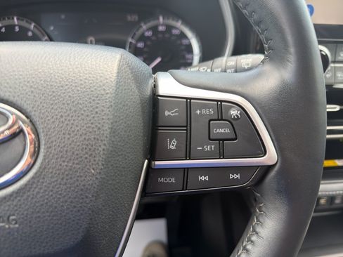 Used 2023 Toyota Highlander XLE AWD/4WD image 15